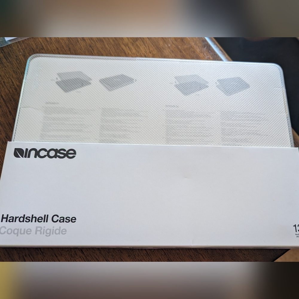 Incase - Hardshell Dot Case for 13.6" MacBook Air M2 2022 and M3 2024 - Clear